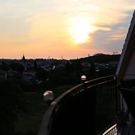 With A Parking Space - 17827 * 풀라